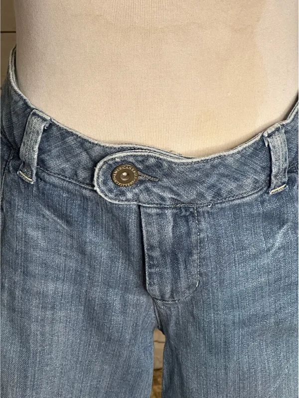 American Eagle light medium wash denim bermuda cuffed shorts Size 14 Reg Y2K - Image 2