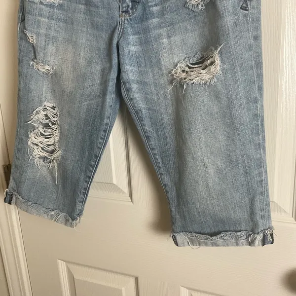 Abercrombie & Fitch Mid Rise Distressed Denim Bermuda Shorts Size 6 / 28 - Image 6