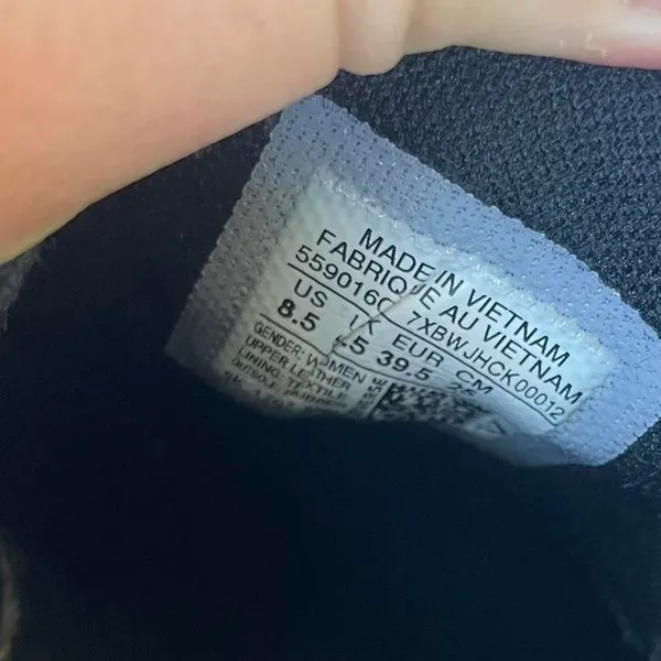 Converse black leather platform sneakers sz 8.5 / in good used condition. - Image 7