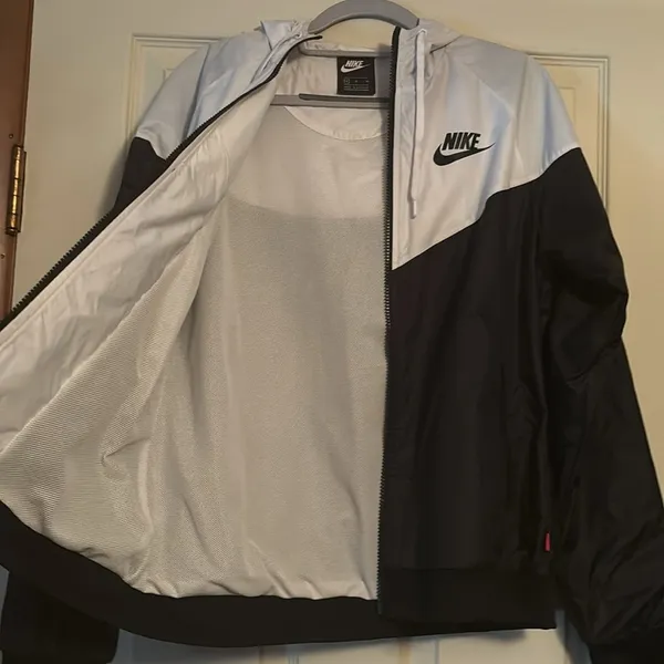 Nike Windbreaker size medium - Image 3