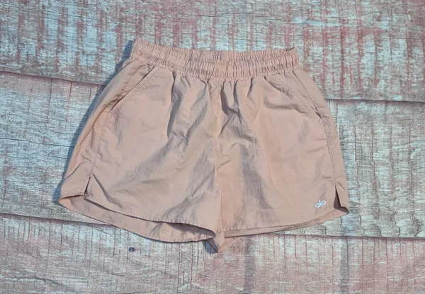 Alo Yoga Alumni Shorts Pink Quartz Medium - Image 3