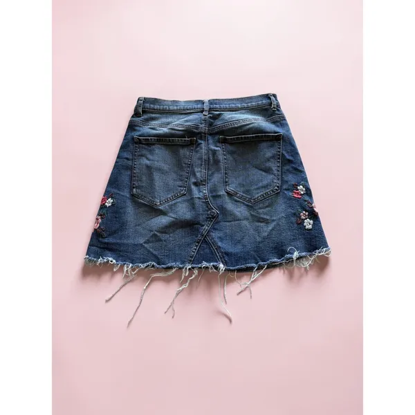 Express Floral Embroidered‎ Denim Mini Skirt Dark Wash Raw Hem Size 4 - Image 2