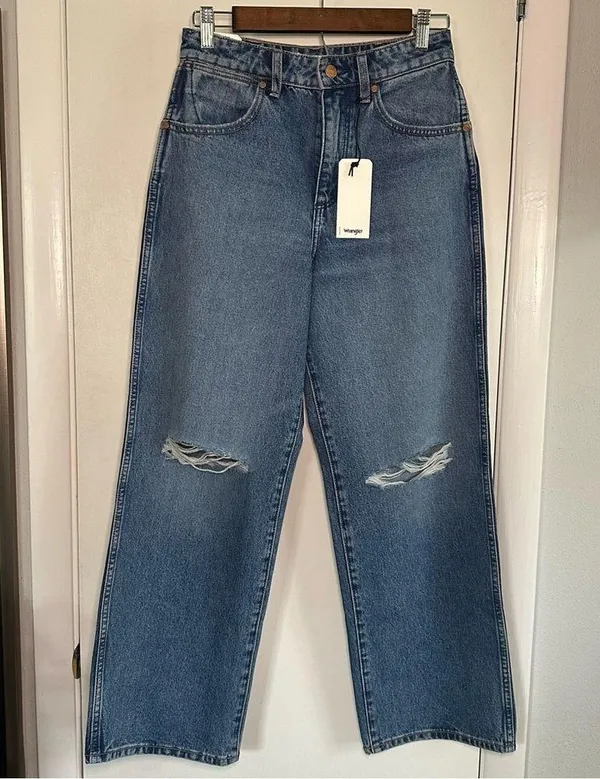 Wrangler Women’s High Rise Relaxed Mom Jeans. Medium Wash. Size 27. - Image 5