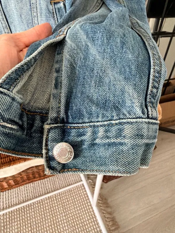 Gap Women's Classic Trucker Washed Blue Jean Denim Jacket Size S - Image 9