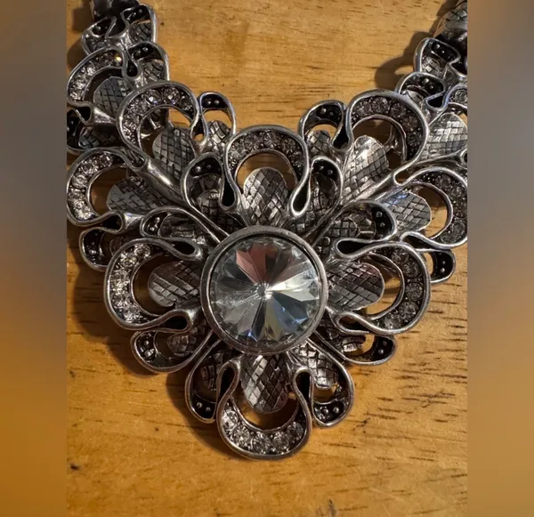 Statement Chunky Silver Tone Rhinestone Necklace - Image 3