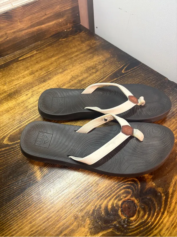Reef White Flip Flops Size 8 - Image 2