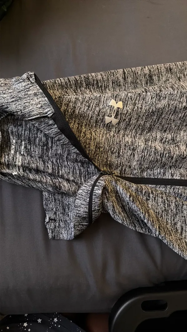 HeatGear Under Armour Women’s grey long sleeve sweatshirts - Image 4