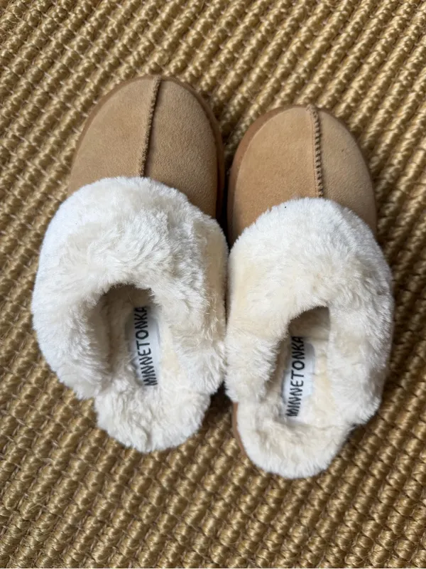 NWOT Minnetonka Women’s Chesney Scuff Flat Slippers - Image 3