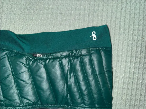 NWOT Alo Yoga Altitude Down Puffer Vest size S - Image 2