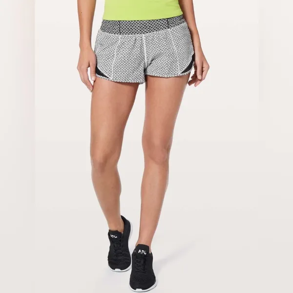 Lululemon Hotty Hot Short II *2.5" Monochromic White / Monochromic Black Size 8 - Image 4