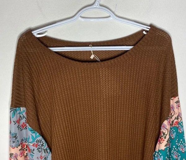 Tracies relaxed cut waffle knit thermal with contrast floral boho sleeves size L - Image 3