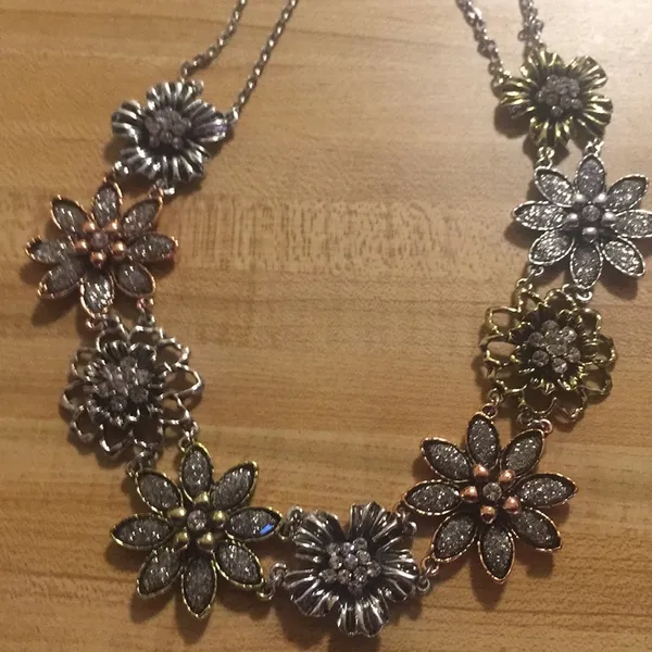 Stunning signature piece necklace. New. - Image 6