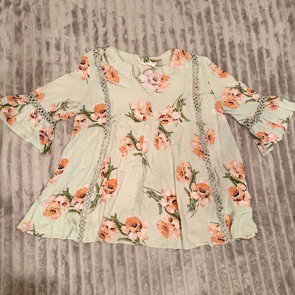 Blu Pepper Women’s Floral Bell Sleeve Top Size Small Sage Green‎ Peplum Blouse - Image 2