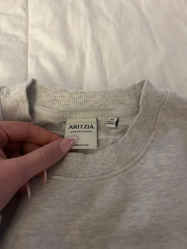 Aritzia Perfect Fit Crewneck Grey - Image 4