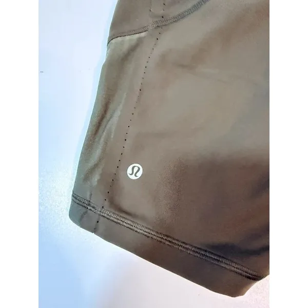 Short lululemon women sz 6 - Image 2