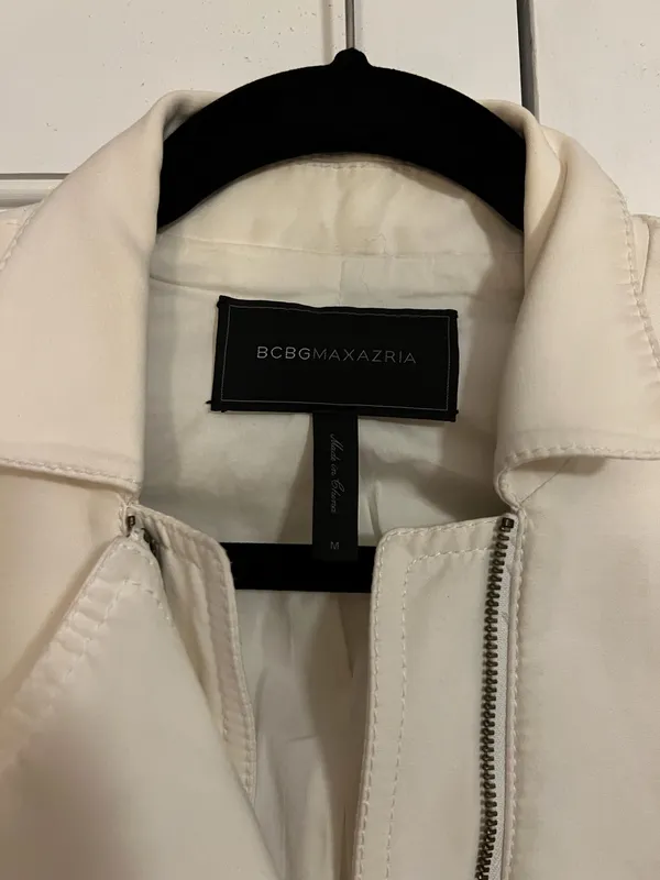BCBGMAXAZRIA cream leather jacket with suede sleeves and embroidery. Size M #leatherjacket #embroidery - Image 2