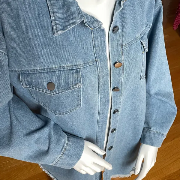 Women’s Oversized Denim Shacket Shirt Jacket Light Wash Frayed Hem Size M - Image 2