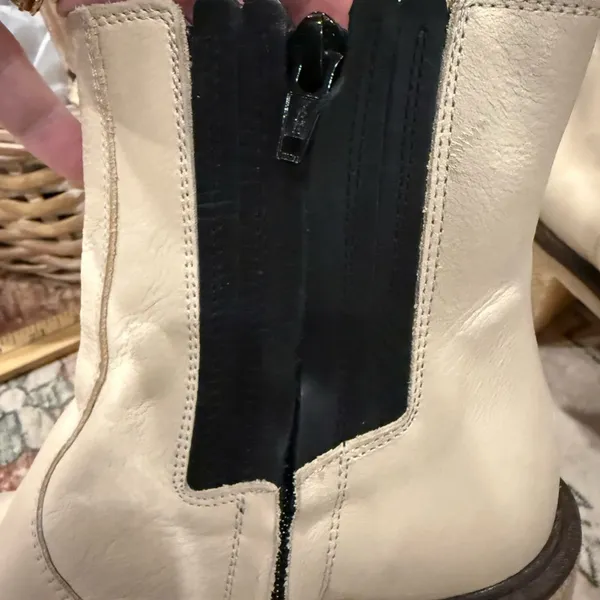 Free People James Chealsea Cream leather and Black Heeled Boots size 7 - Image 5