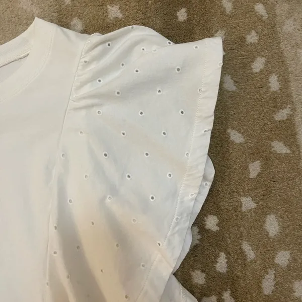 Madewell Hem & Thread White Holepunch Mix Flutter Top women’s size medium - Image 4