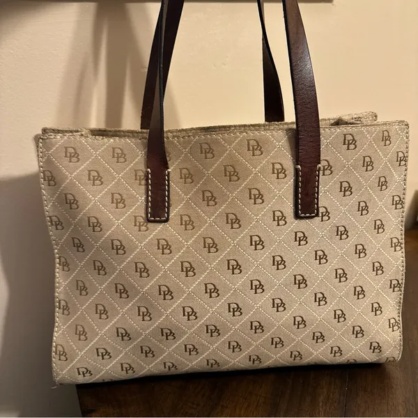 Dooney & Bourke East West Tote Signature Quilt Tan & Brown‎ Stitching EUC - Image 3