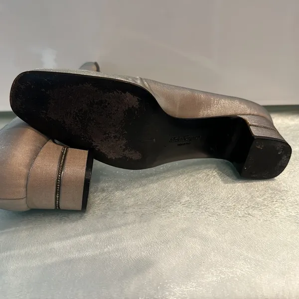 Salvatore Ferragamo VTG Shoes Vintage Shiny Nude Granny Slip On Heels Size Women's 7 - Image 4