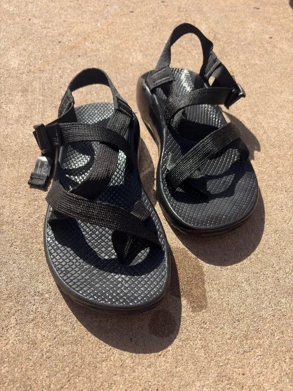 Size 8 W chacos single strap with toe loop - Image 5