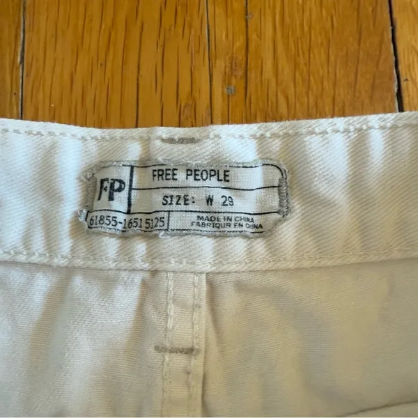FREE PEOPLE Button Fly White Shorts Distressed Raw Hem Denim size‎ 29 - Image 3