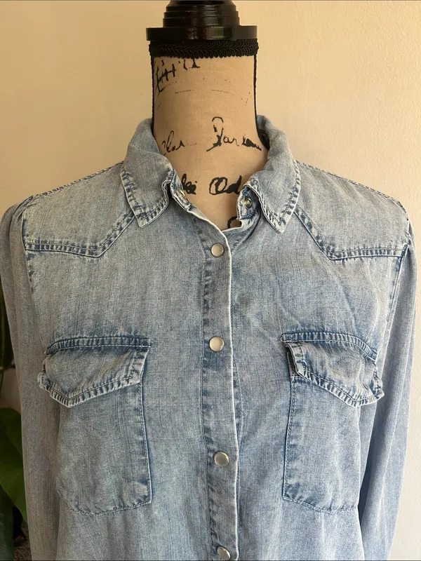 Jane + Delancey Chambray Snap Close Top Size Medium - Image 4