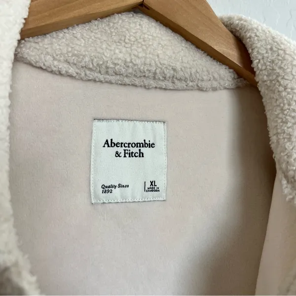 Abercrombie & Fitch Cropped Sherpa Boucle Teddy Jacket - Image 5