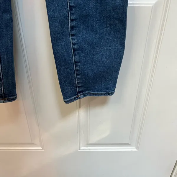 Good American | Good Legs Crop‎ Distressed Denim Jeans in size 8 / 29 stretchy - Image 4