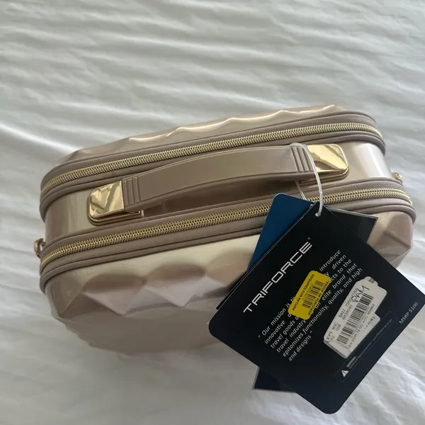 Luxurious Tan Travel Bag for Women - Image 3