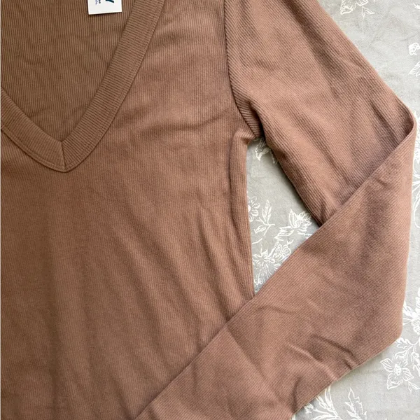 Old Navy Women's V-Neck ribbed Long Sleeve Top - Rust Brown - Image 2