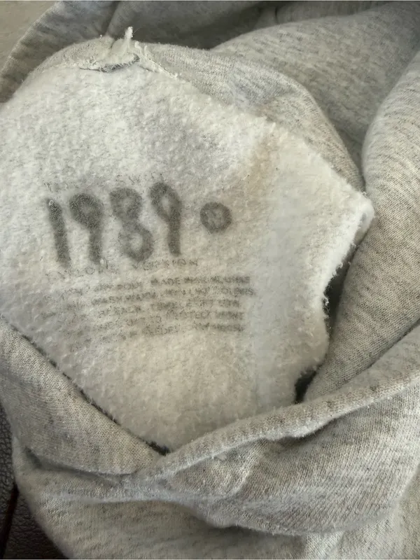 Taylor Swift 1989 Taylor’s Version Eras Tour Grey Hoodie Medium - Image 4