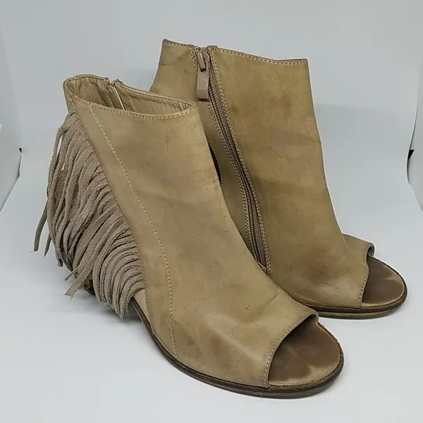 Very Volatile Poca Fringe City Bootie Los Angeles Tan Tassel Heels (9) - Image 3