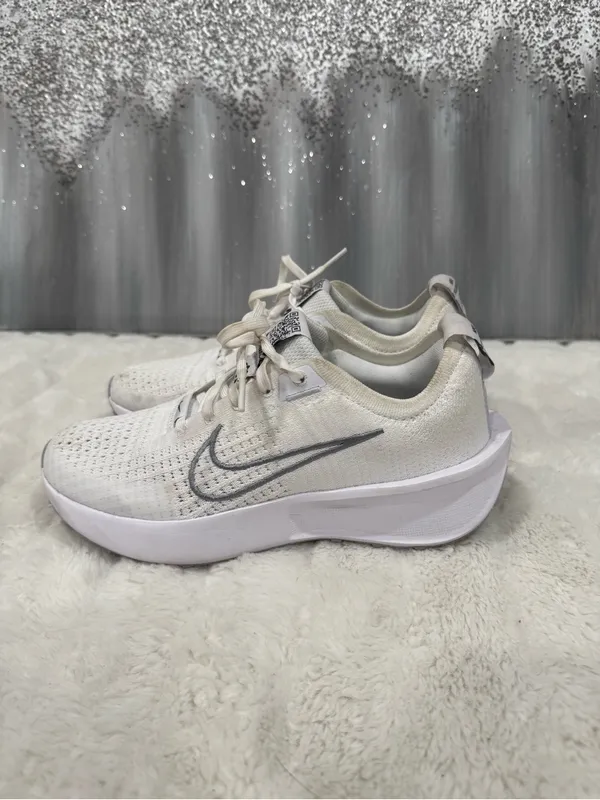 Nike Interact Run White Metallic Silver - Image 3