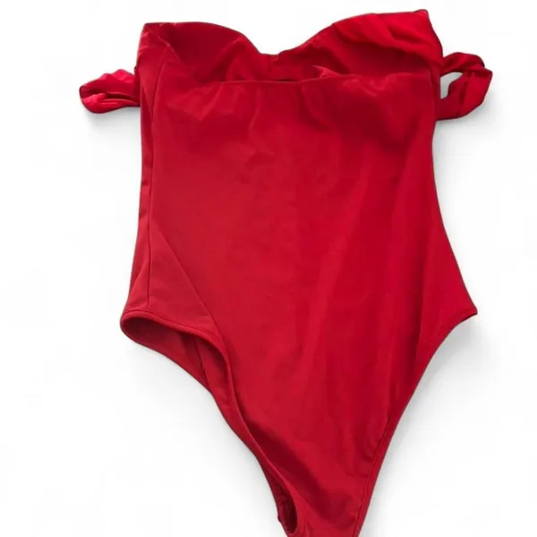 Bold and flattering‎ OGGI strapless bodysuit in a vibrant cherry red color - Image 7