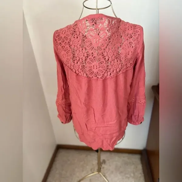 American Eagle Outfitters Lace Yoke Button Down Blouse Size XS Coral - Image 4