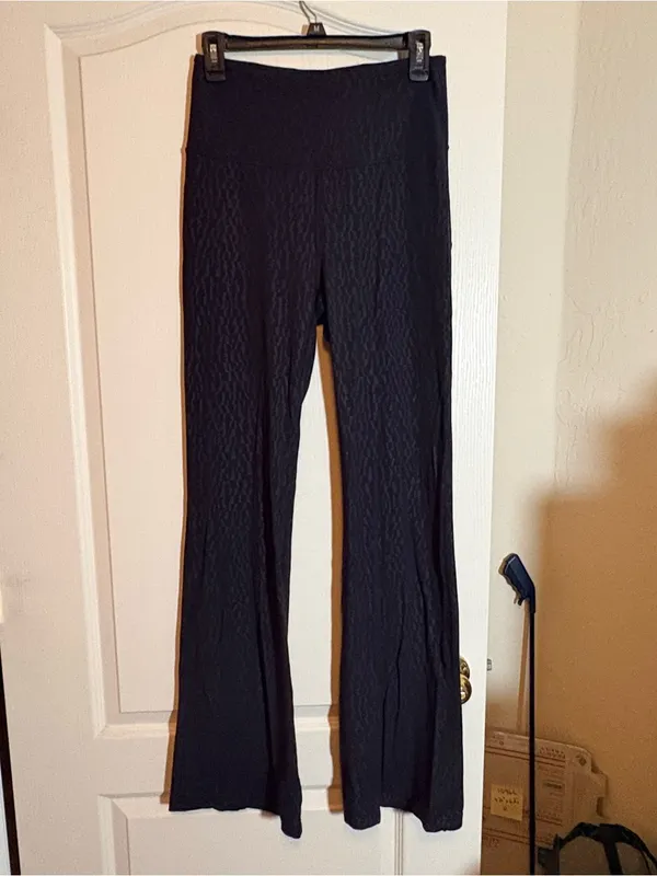Lululemon Groove Super-High-Rise Flared Pant *Nulu. SZ 8 excellent condition - Image 2