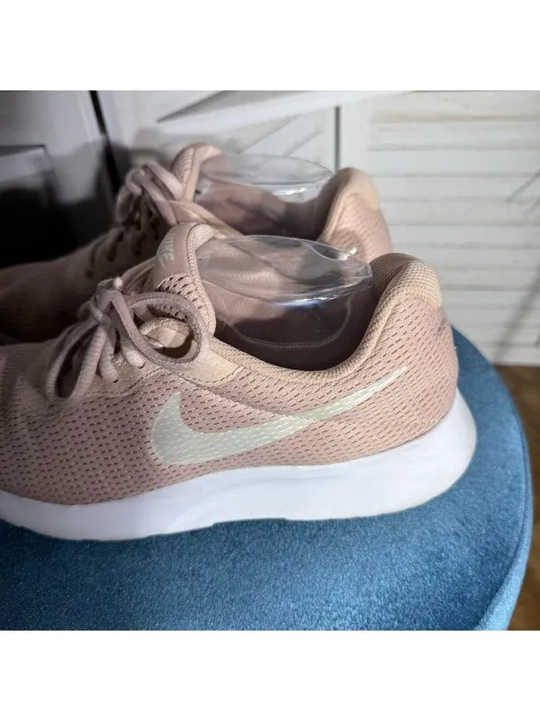 Nike Tanjun pink women's running shoes lightweight sz 9 - Image 4