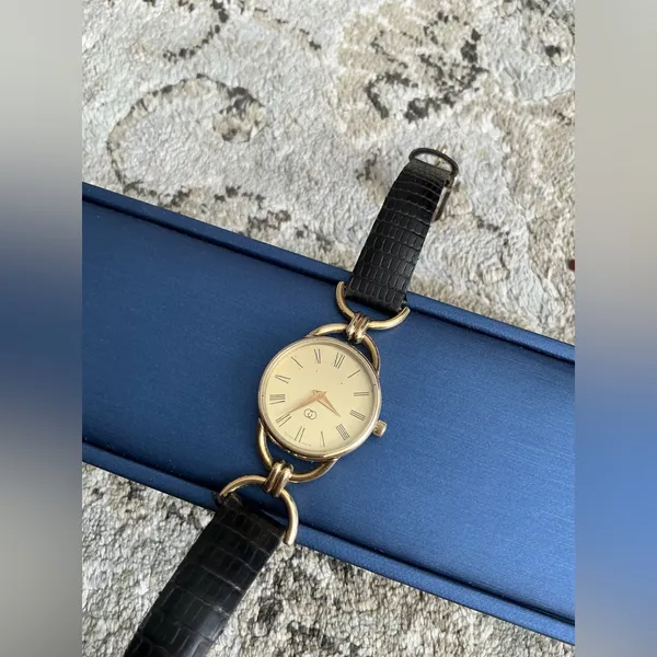 Women’s GUCCI lovely wrist watch❤️💛🖤 - Image 4