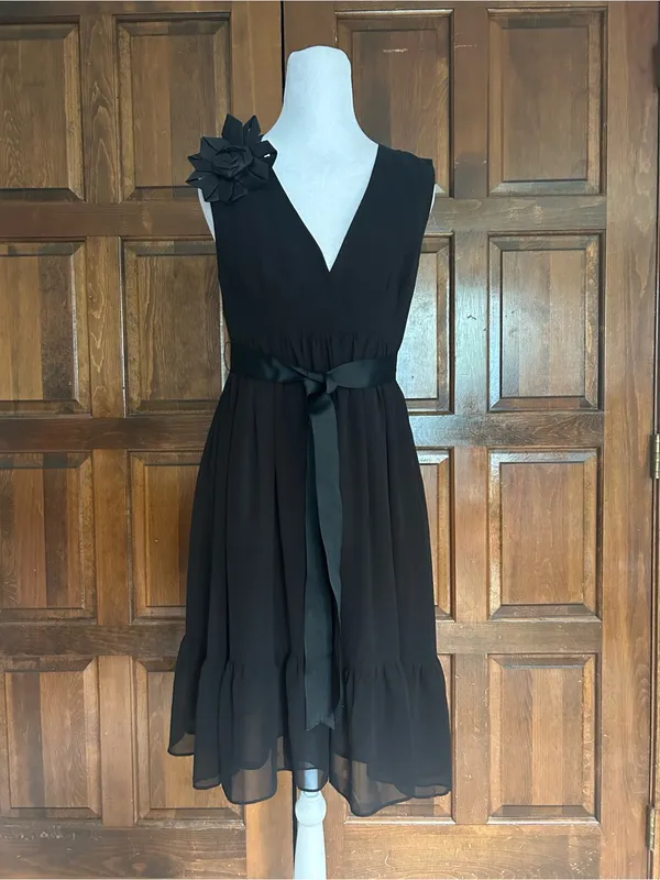 Wendy Katlen Black Chiffon V-Neck Cocktail Dress Size 4 Rosette Ruffle Hem LBD - Image 2
