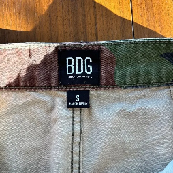 Urban Outfitters BDG Women's Green Camo Denim Mini Skirt Raw Hem Size Small - Image 3