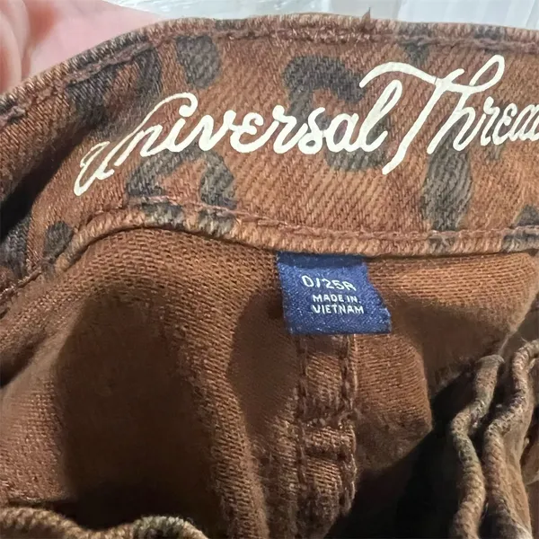 Universal Threads Women's Leopard Print High-Rise Jeans Size 0 Brown - Image 7