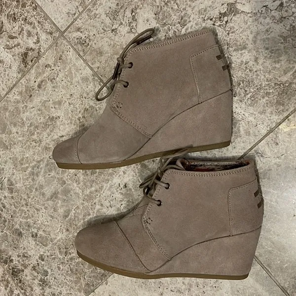 Toms Kala Desert Wedge Bootie Size 7.5 Suede Taupe Lace Up Boot - Image 8