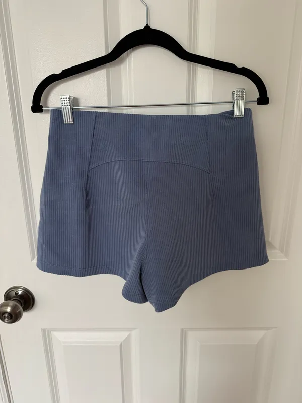 Lululemon Shorts 2.5" - Image 2