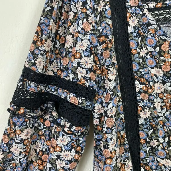 American Eagle Black Floral Lace Trim Long Sleeve Open Tie Back Blouse Size L - Image 5