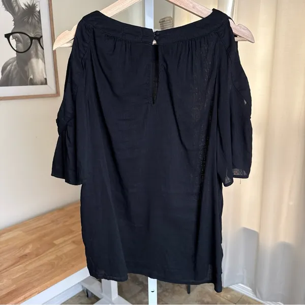 Old Navy Women’s Black Cold Shoulder Short Sleeve Top Size M - Image 5