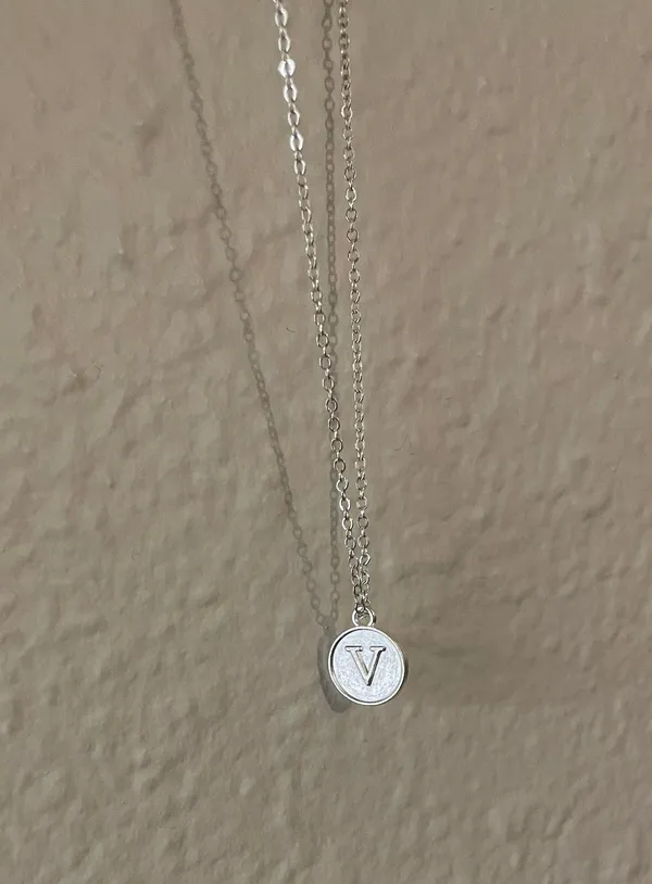 Letter V Necklace Silver - Image 2