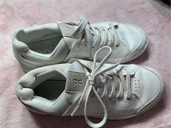 On Running woman’s White Low-Top Leather Sneakers with Gold Logo 163 - Image 2