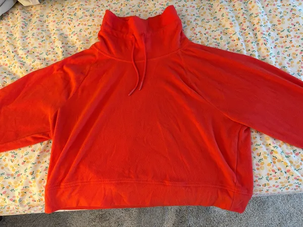 Old Navy Cropped athletic top - Image 3